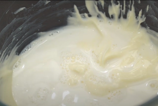 Cho sữa tươi vào hỗn hợp bơ cheese và khuấy đều