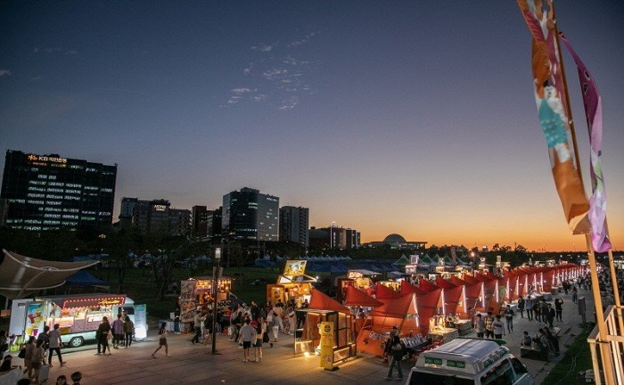 Chợ đêm Bamdokkaebi: Trải nghiệm sôi động bên sông Hàn