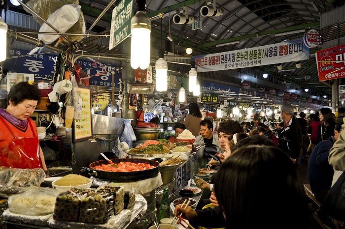 Chợ đêm Dongdaemun: Mua sắm với hơn 30.000 gian hàng