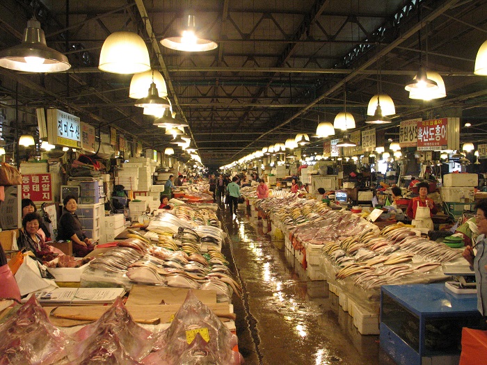 Chợ đêm Noryangjin: Chợ đêm chuyên về hải sản tươi ngon.