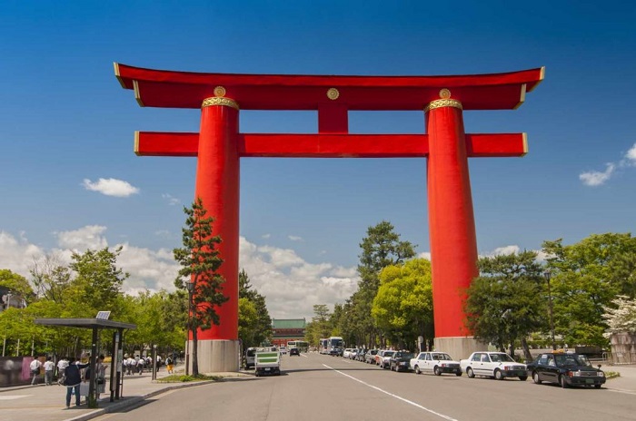 Cổng torii nằm ở lối vào chính của đền thờ