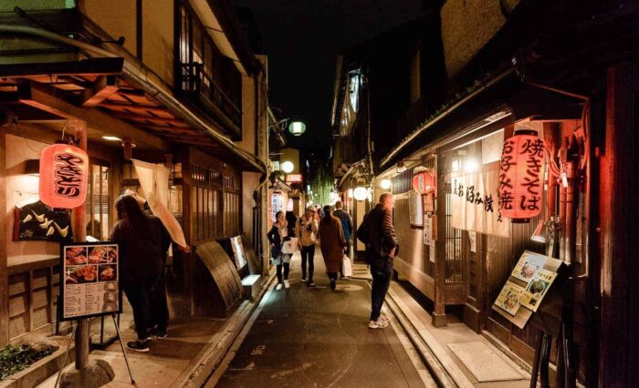 Khu phố Pontocho là một trong những khu phố nổi tiếng nhất ở Kyoto