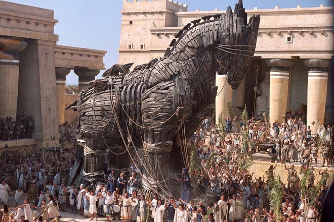 Ngựa Gỗ Thành Troy được kéo vào thành
