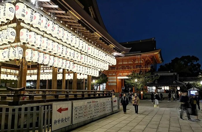 Sân khấu biểu diễn với hàng trăm đèn lồng