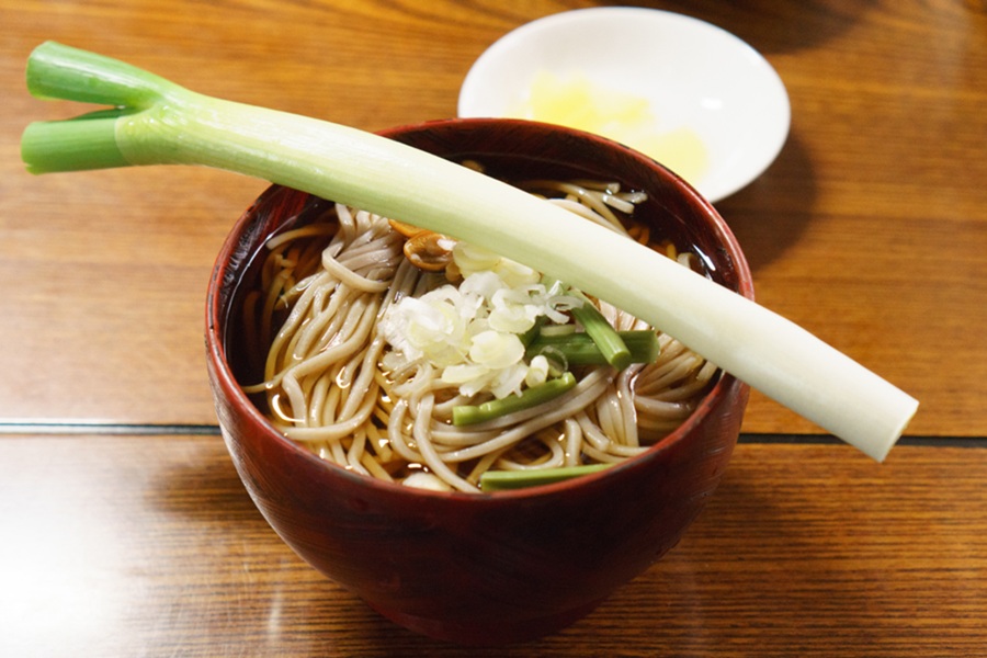 Ăn mì Negi Soba bằng cọng tỏi tây