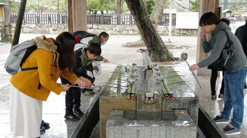 Phong tục truyền thống trước khi vào làng Oshino Hakkai