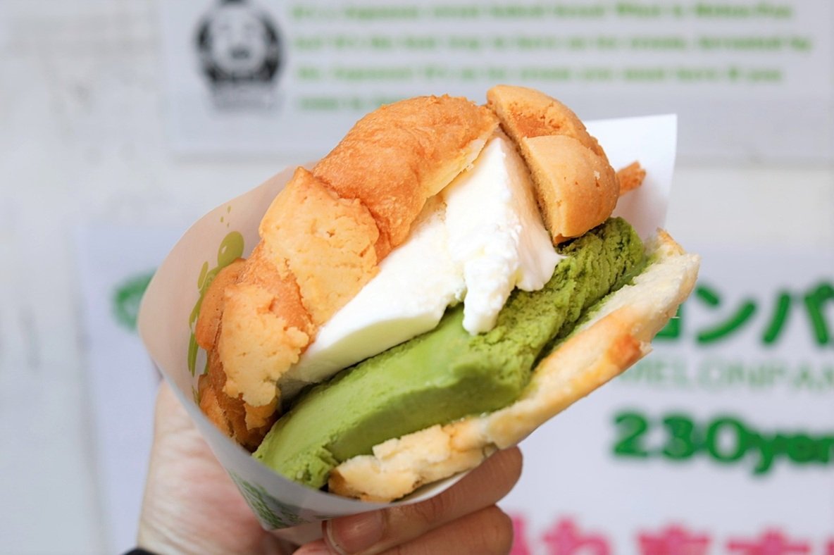 Bánh Mì Melon Pan Kẹp Kem Lạnh