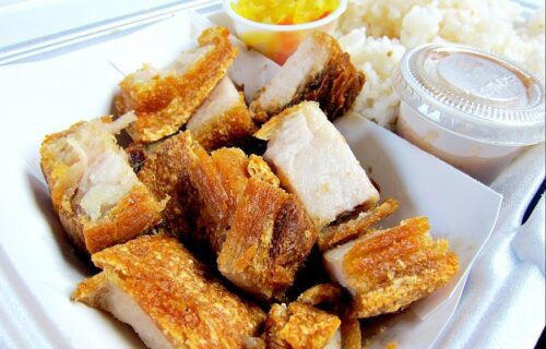 Đĩa ba chỉ chiên giòn cắt miếng vừa ăn, da vàng giòn rụm