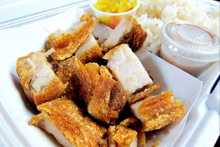 Đĩa ba chỉ chiên giòn cắt miếng vừa ăn, da vàng giòn rụm