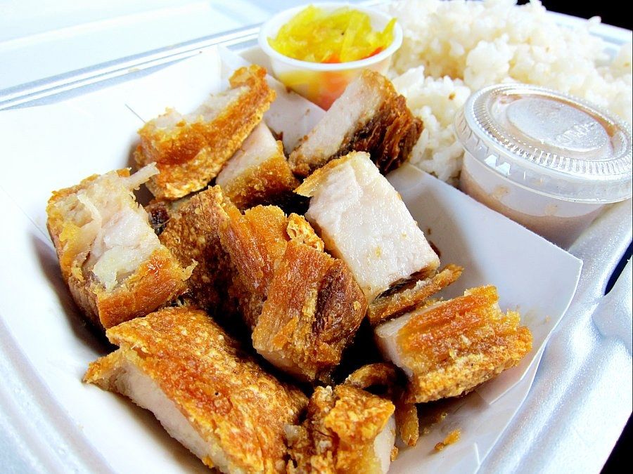 Đĩa ba chỉ chiên giòn cắt miếng vừa ăn, da vàng giòn rụm