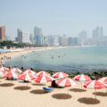 Bãi biển Haeundae đông đúc du khách vào mùa hè, Busan