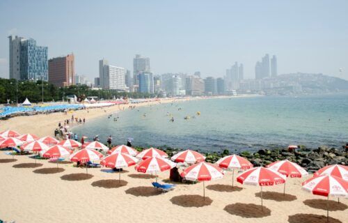 Bãi biển Haeundae đông đúc du khách vào mùa hè, Busan