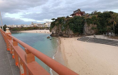 Bãi biển Naminoue cát trắng nước xanh ngay trung tâm thành phố Naha, Okinawa