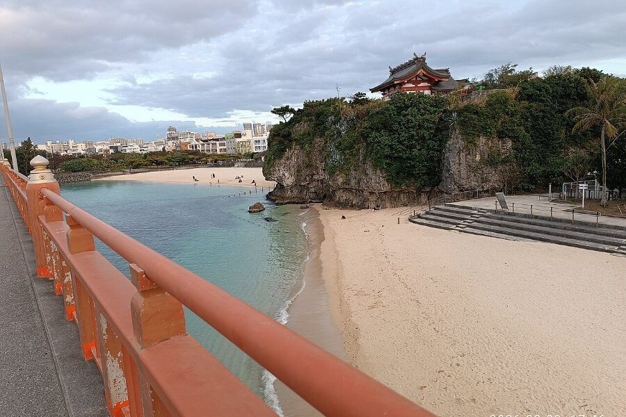 Bãi biển Naminoue cát trắng nước xanh ngay trung tâm thành phố Naha, Okinawa
