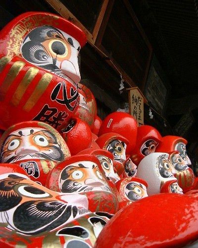 Búp bê Daruma - biểu tượng kiên trì và may mắn của Nhật Bản