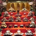 Bộ búp bê Hina Ningyo xếp trên bục nhiều tầng trong lễ hội búp bê Hina Matsuri của Nhật Bản