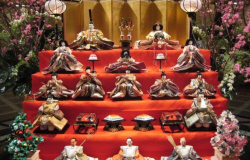Bộ búp bê Hina Ningyo xếp trên bục nhiều tầng trong lễ hội búp bê Hina Matsuri của Nhật Bản