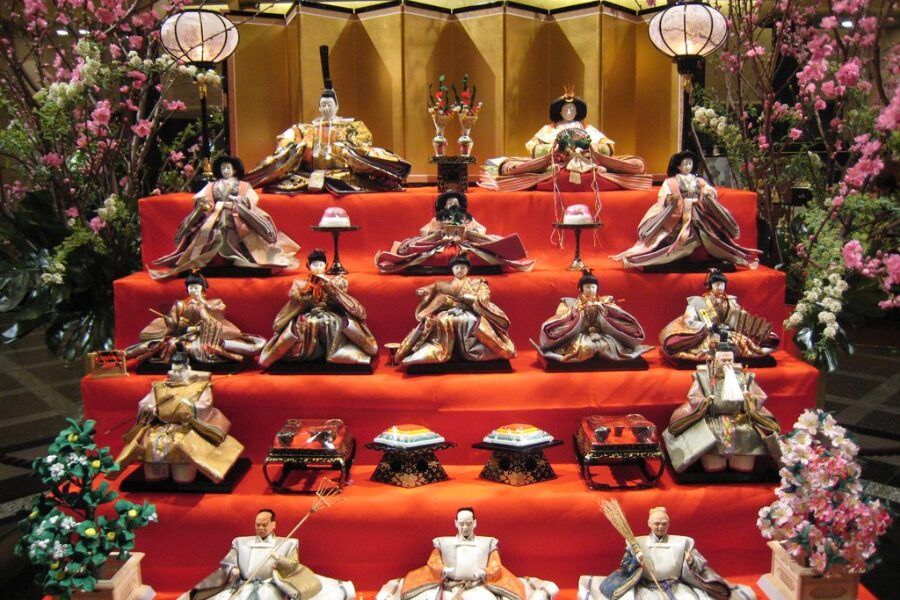 Bộ búp bê Hina Ningyo xếp trên bục nhiều tầng trong lễ hội búp bê Hina Matsuri của Nhật Bản