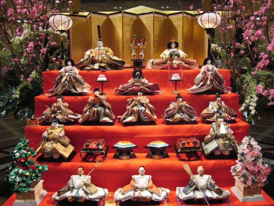 Búp bê Hina Ningyo trưng bày trong lễ hội Hina Matsuri