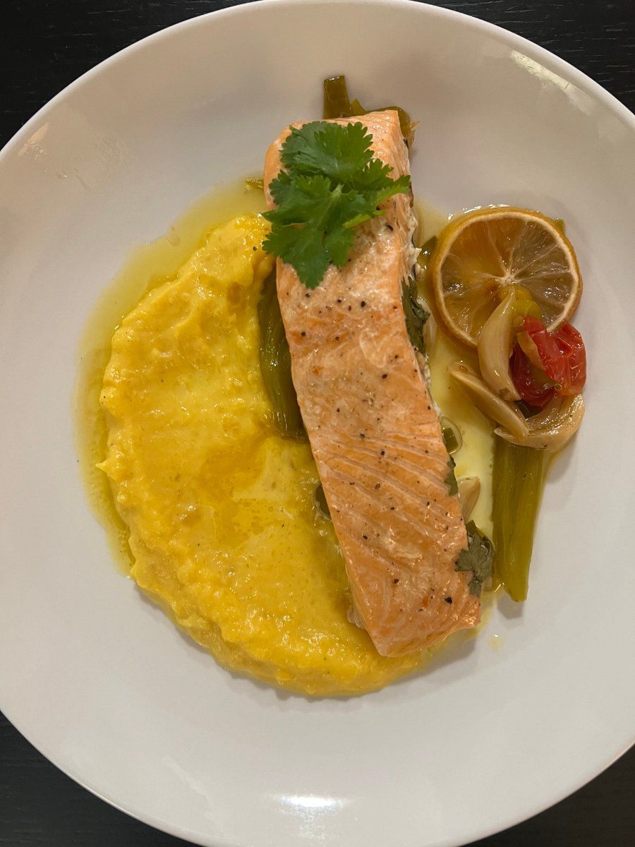 Cá hồi nướng ăn kèm bí đỏ - món cá béo giàu omega-3 điển hình của chế độ ăn Địa Trung Hải