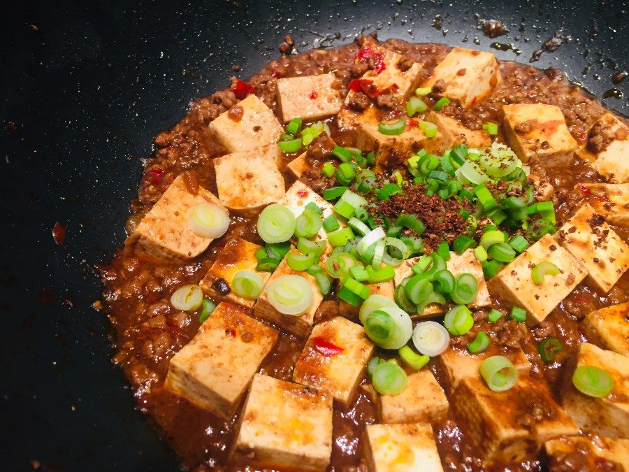 Chảo đậu phụ tứ xuyên xào cùng thịt băm và nấm mèo đang chín tới