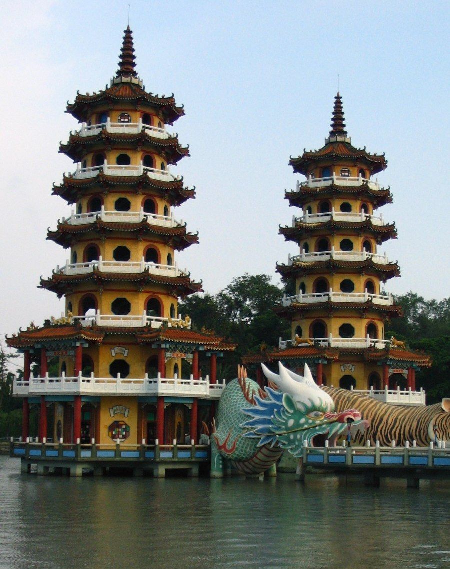 Tháp Rồng Hổ bên đầm Liên Trì (Lotus Pond) tại Cao Hùng