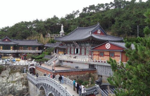Chùa Haedong Yonggungsa tọa lạc sát biển tại Busan