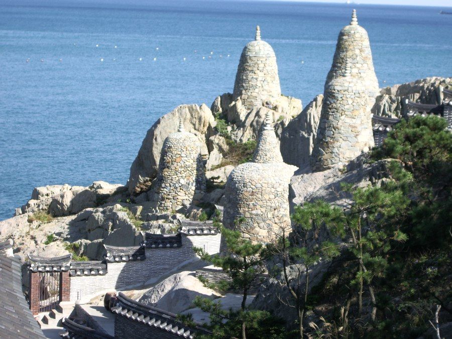 Toàn cảnh chùa Haedong Yonggungsa nhìn ra biển Đông Busan