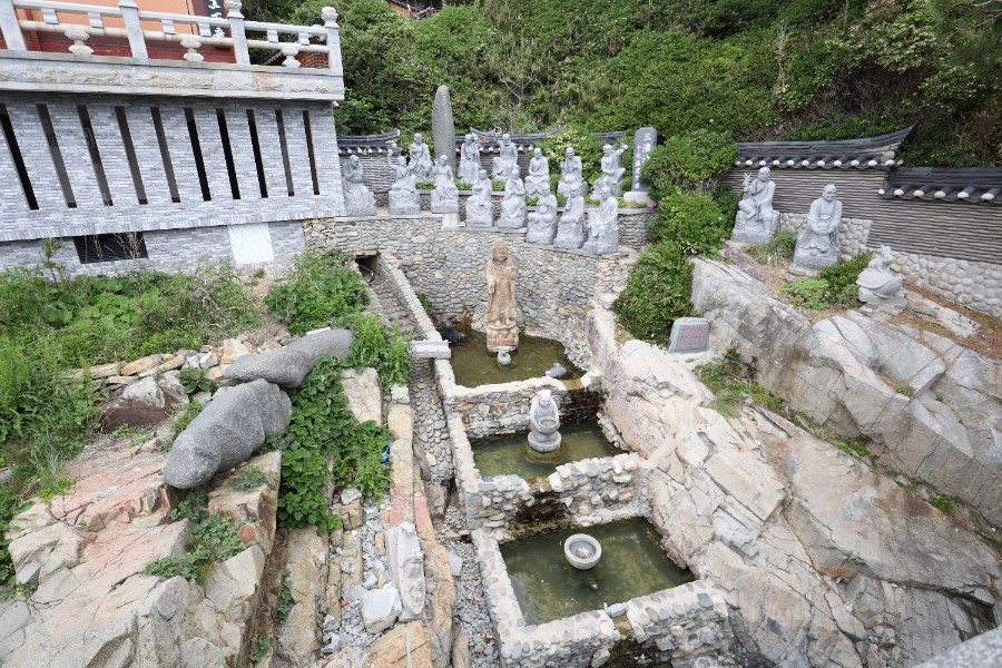 Tượng Phật tại khuôn viên chùa Haedong Yonggungsa Busan