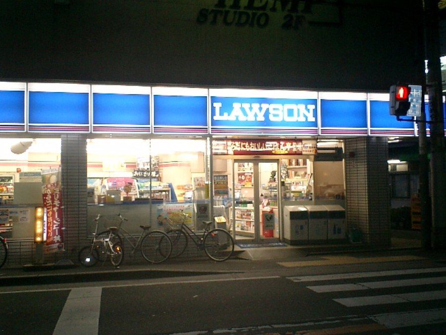 Cửa hàng tiện lợi Lawson về đêm, điểm dừng chân quen thuộc của du khách khi đi du lịch Tokyo