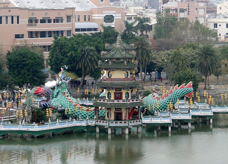 Đài Xuân Thu bên Đầm Liên Trì, Cao Hùng, Đài Loan