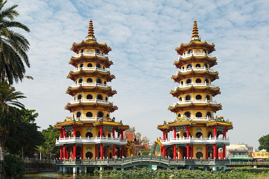 Cận cảnh kiến trúc Tháp Rồng Hổ tại Đầm Liên Trì