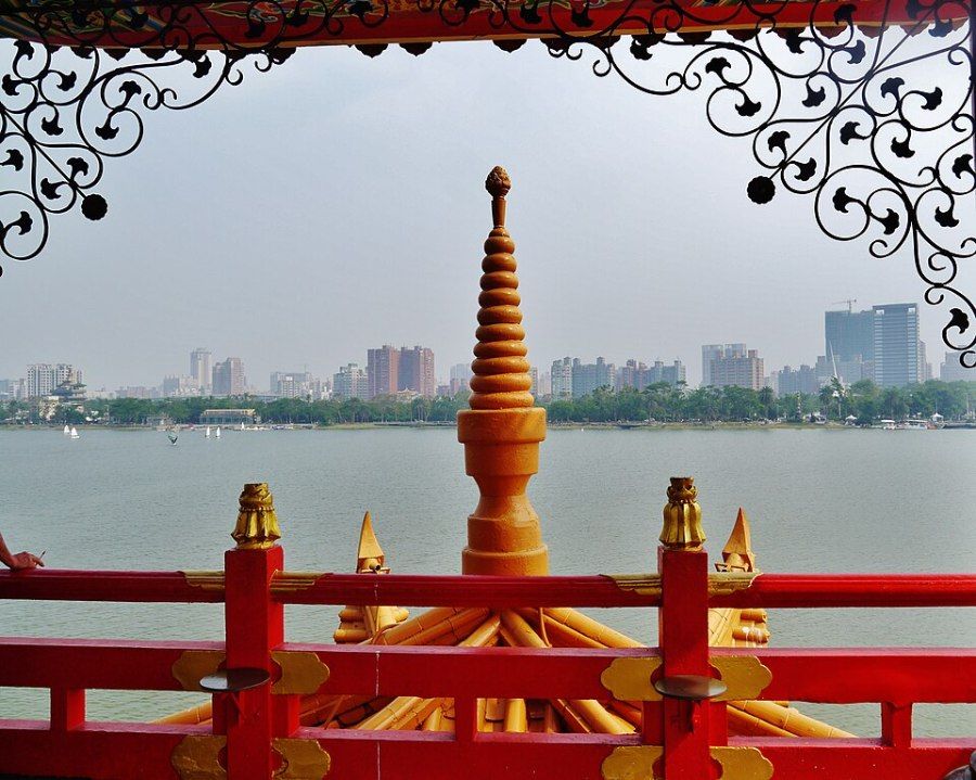 Vọng Ngư Lâu view toàn cảnh Đầm Liên Trì và thành phố Cao Hùng