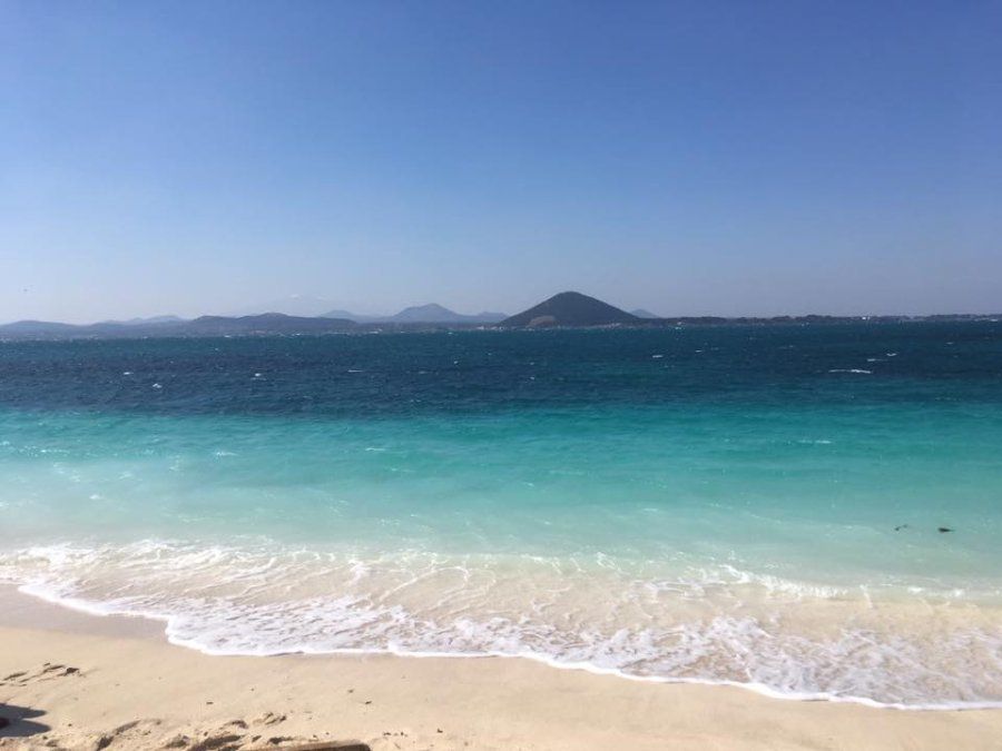 Bãi biển cát trắng và biển xanh trong trên đảo Udo, gần đảo Jeju, Hàn Quốc