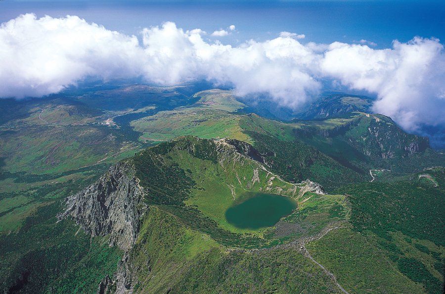 Núi Hallasan phủ đầy rừng nguyên sinh, ngọn núi cao nhất Hàn Quốc trên đảo Jeju