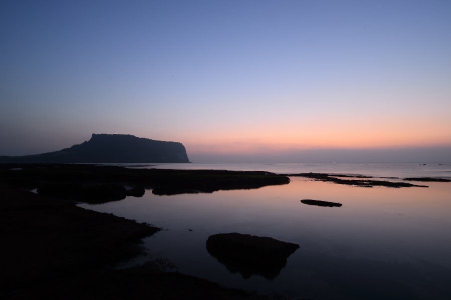 Đỉnh núi lửa Seongsan Ilchulbong nổi tiếng trên đảo Jeju, Hàn Quốc
