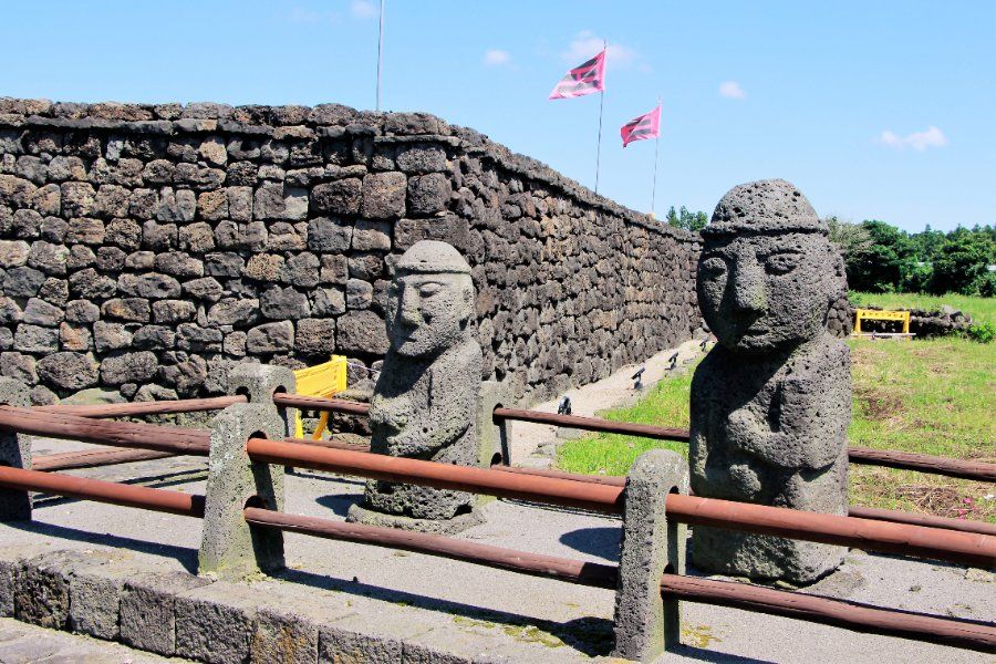 Tượng đá ông lão Dol Hareubang, biểu tượng đặc trưng của đảo Jeju, Hàn Quốc