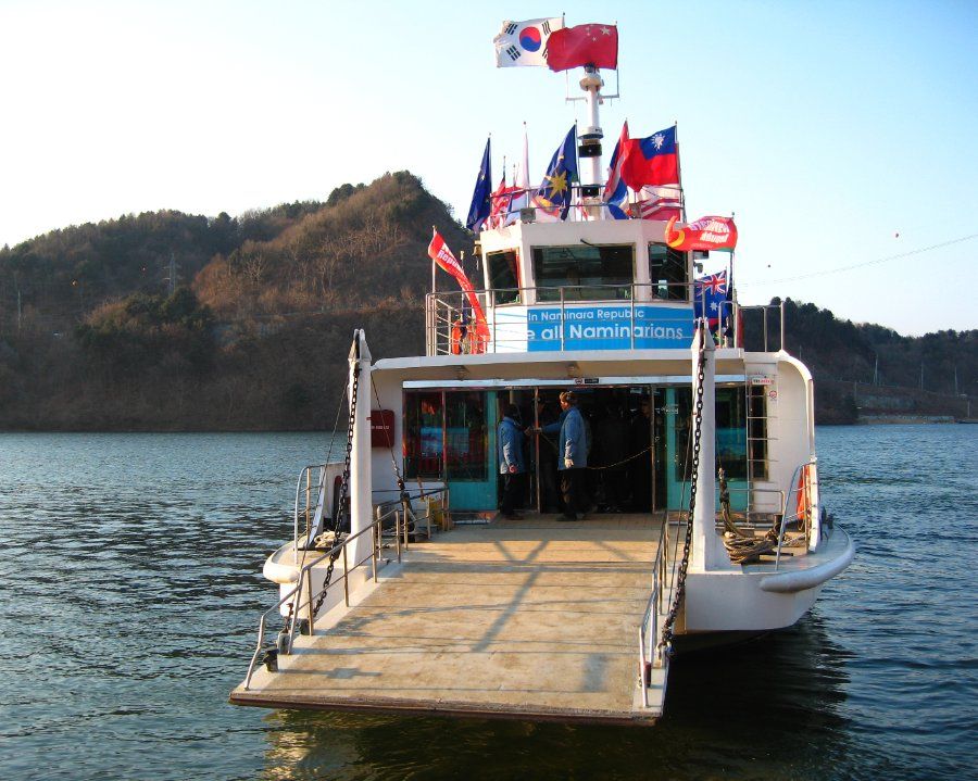 Phà chở khách du lịch qua sông Bắc Hán để đến đảo Nami, Gapyeong, Hàn Quốc