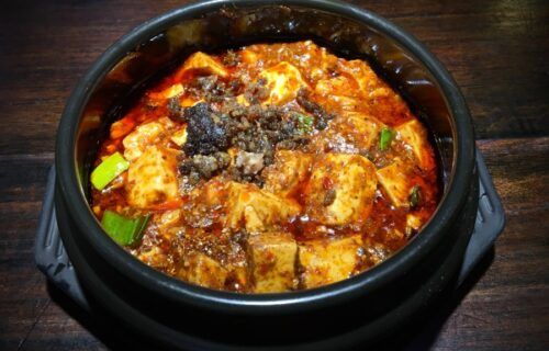Đĩa đậu phụ tứ xuyên nóng hổi với sốt cay đậm đà, điểm hành lá và ớt