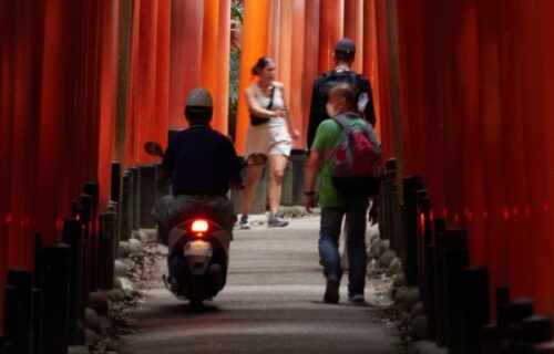 Hàng ngàn cổng torii đỏ tại đền Fushimi Inari Taisha, Kyoto, Nhật Bản