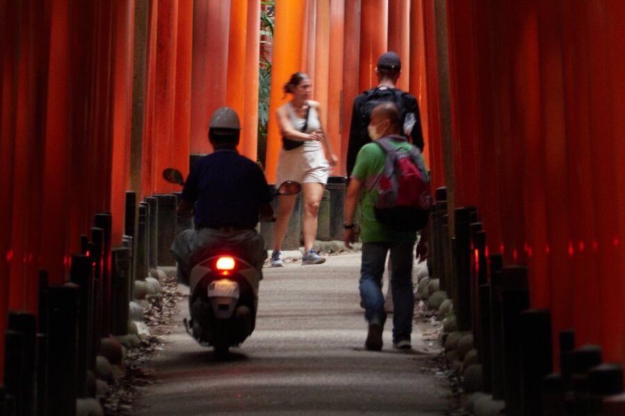 Hàng ngàn cổng torii đỏ tại đền Fushimi Inari Taisha, Kyoto, Nhật Bản