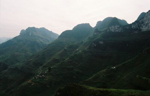 Cung đường đèo Mã Pí Lèng uốn lượn giữa núi đá Hà Giang