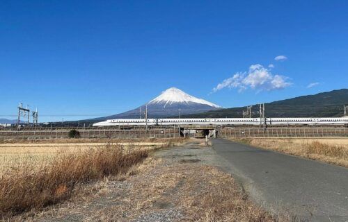 Tàu Shinkansen chạy ngang núi Phú Sĩ, Nhật Bản