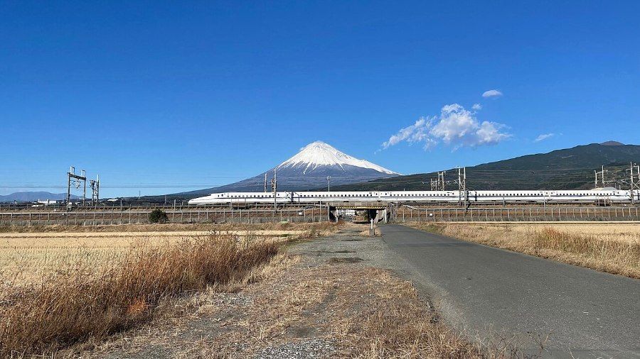 Tàu Shinkansen chạy ngang núi Phú Sĩ, Nhật Bản