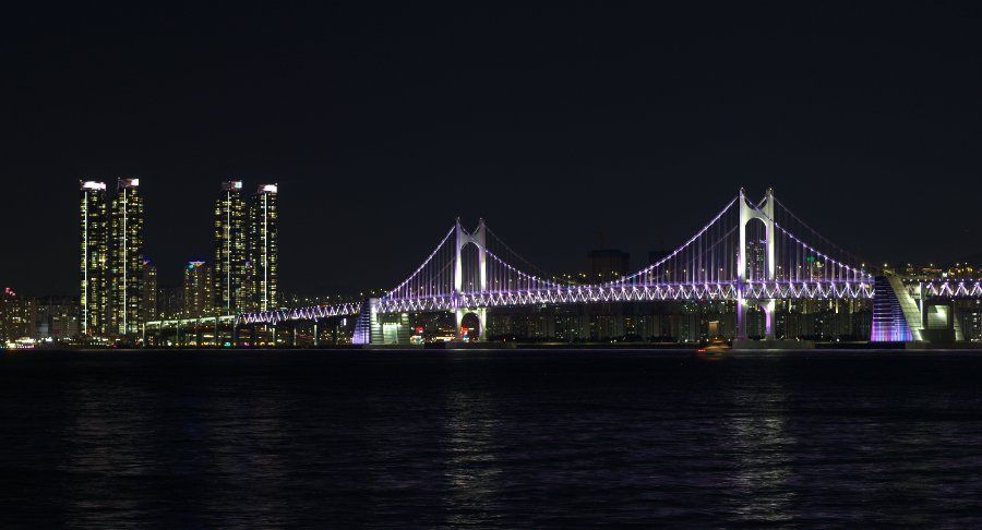 Cầu Gwangan lung linh về đêm nhìn từ bãi biển Gwangalli, Busan, Hàn Quốc