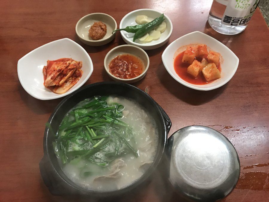 Món dwaeji gukbap canh xương heo hầm đặc sản Busan, Hàn Quốc
