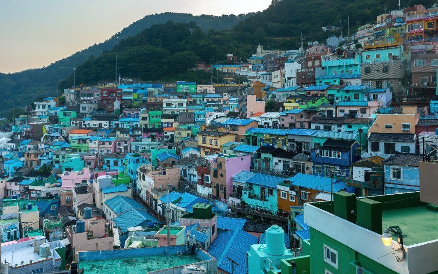 Làng bích họa Gamcheon với những ngôi nhà nhiều màu sắc trên sườn núi, Busan, Hàn Quốc
