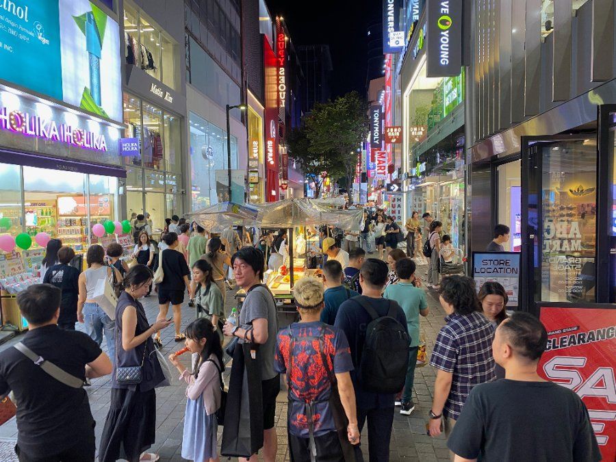 Phố mua sắm và ăn vặt đường phố nhộn nhịp về đêm ở Myeongdong, Seoul