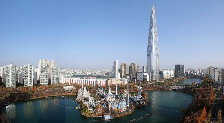 Tòa lâu đài và các trò chơi trong công viên giải trí Lotte World, Seoul, Hàn Quốc
