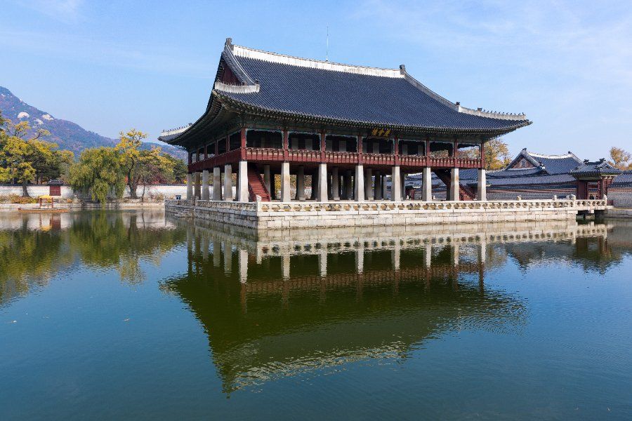 Toàn cảnh cung điện Gyeongbokgung với núi Bugaksan phía sau, Seoul, Hàn Quốc